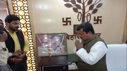 पहली बार नितिन रमेश बने मंत्री, पिता की तस्वीर लेकर पहुंचे मंत्रालय, कुर्सी पर बैठने से पहले कराया पूजा-पाठ