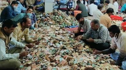 पैसा ही पैसा: इस मंदिर में लगा करोड़ों रु. का ढेर, 2 दिन से लाइन लगाकर गिन रहे नोट..फिर भी नहीं हुई गिनती