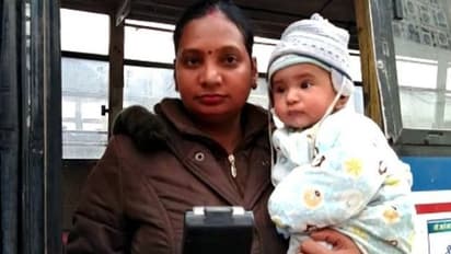 इस मां के दर्द ना जाने कोई: 5 माह की बेटी को गोद में लेकर बस में काट रही टिकट, रोज 165 KM करना पड़ता सफर