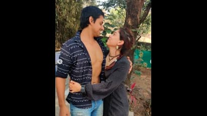 ইরার 'ড্রিমবয়' কে চেনেন, বয়সে দ্বিগুণ প্রেমিককে নিয়ে ভ্যালেন্টাইন-এ  'Couple Goals' আমির কন্যার
