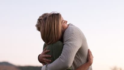 ഇന്ന് 'ഹഗ് ഡേ'; കെട്ടിപ്പിടുത്തം കൊണ്ടുള്ള നാല് ആരോഗ്യഗുണങ്ങളെ കുറിച്ചറിയാം...