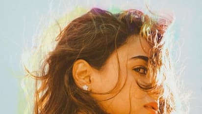 ಫ್ಲರ್ಟ್ ಮಾಡಿ ನಾಚ್ಕೊಳ್ತಾರೆ ಅರ್ಜುನ್ ರೆಡ್ಡಿ ಚೆಲುವೆ..!