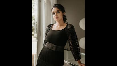 துளிகூட மேக்கப் இல்லாவிட்டாலும் முகத்தில் துள்ளி விளையாடும் அழகு! வைரலாகும் பிரியா பவானியின் லேட்டஸ் லுக்!