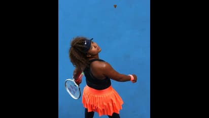 'ഇത് സിംഗിൾസ് മത്സരമാണ്, ഡബിൾസ് അല്ല !' ; ഒസാക്കയെ തേടി കളിക്കളത്തിലെത്തിയ പൂമ്പാറ്റ