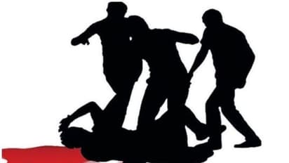 నన్ను కొట్టొద్దంటూ యువతి వేడుకోలు: నెల్లూరులో యువతిపై వ్యక్తి కర్రతో దాడి