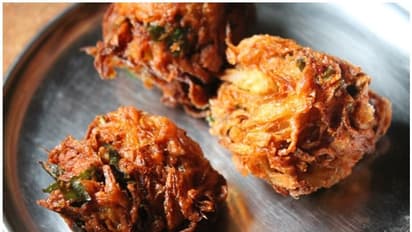 നല്ല മൊരിഞ്ഞ ഉള്ളി വട ഉണ്ടാക്കിയാലോ...?