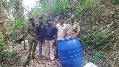 താമരശ്ശേരിയിൽ പൂവൻ മലയിൽ 900 ലിറ്റർ വാഷ് ശേഖരം കണ്ടെത്തി നശിപ്പിച്ചു