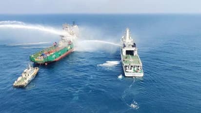 समुद्री जहाज में लगी आग, एक जख्मी, 3 सैनिक हुए लापता, रेस्क्यू ऑपरेशन जारी