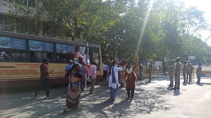 பிரதமர் மோடியைக் காண கூட்டம் கூட்டமாக திரண்ட மக்கள்... எங்கு பார்த்தாலும் பலத்த போலீஸ் பாதுகாப்பு! போட்டோஸ்!