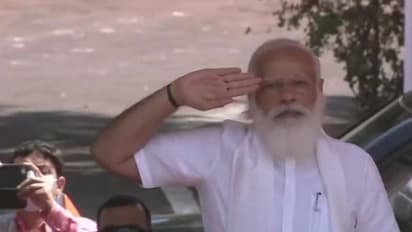 விழா மேடையில் பிரதமர் மோடிக்கு சிறப்பான வரவேற்பு... பொன்னாடை போர்த்தி நினைவு பரிசு வழங்கிய இபிஎஸ்-ஓபிஎஸ்!