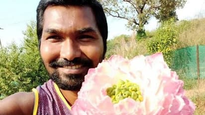 അന്ന് 100 രൂപ കൊടുത്ത് നാല് ആമ്പല്ച്ചെടികള് വാങ്ങി, 20 വർഷങ്ങൾക്കുള്ളിൽ 200 ഇനം ആമ്പലുകളുടെ തോട്ടം