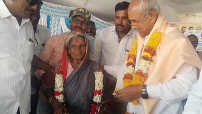 ಕೊಪ್ಪಳ: ರಸ್ತೆ ಕಾಮಗಾರಿಗೆ 300 ರೂ. ನೀಡಿದ ಅಜ್ಜಿ ಕಾಲಿಗೆ ಬಿದ್ದ ಶಾಸಕ ಹಾಲಪ್ಪ ಆಚಾರ್