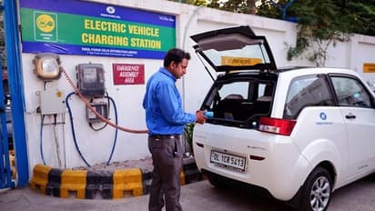 Electric car खरीदने पर 3 लाख की सब्सिडी देगी ये राज्य सरकार, Two wheeler पर मिलेगी 30 फीसदी की छूट