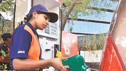 "മലയാളികളേ ഇതിലേ ഇതിലേ.." വിലക്കുറവറിയിച്ച് മലയാളത്തില്‍ നോട്ടീസടിച്ച് കര്‍ണാടക പമ്പുടമകള്‍!