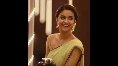 ஸ்லீவ் லெஸ் ஜாக்கெட் புடவையில் மஞ்ச காட்டு மைனாவாக மாறிய கீர்த்தி சுரேஷ்! ஒத்த போஸால் உறைந்து போன ரசிகர்கள்!