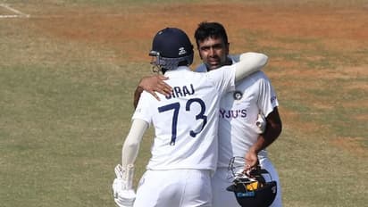 INDvsENG: మూడు వికెట్లు కోల్పోయిన ఇంగ్లాండ్... విజయానికి ఏడు వికెట్ల దూరంలో...