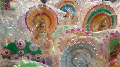 শেষ বেলায় কমল প্রতিমার দাম, বিদ্যার দেবীর আরাধনার প্রস্তুতি রাজ্য  জুড়ে