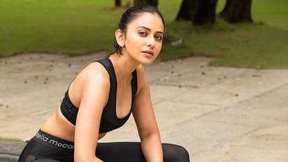 ಮಿನಿ ಸ್ಕರ್ಟ್‌ನಲ್ಲಿ ಕಾಣಿಸಿಕೊಂಡ ನಟಿ ರಕುಲ್‌ ಪ್ರೀತ್‌ - ನೆಟ್ಟಿಗರಿಂದ ಟ್ರೋಲ್‌!