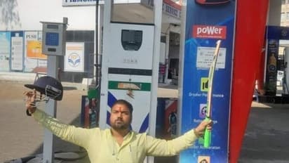 पेट्रोल की कीमत 100 रुपए के पार, इस शख्स ने बैट और हेलमेट उठाकर कुछ ऐसे जताया विरोध