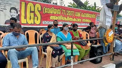 നിലപാട് കടുപ്പിച്ച് സമരക്കാർ; ലാസ്റ്റ് ഗ്രേഡ് ഉദ്യോഗാർത്ഥികൾ നിരാഹാര സമരം തുടങ്ങി