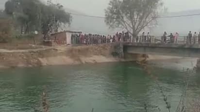 മധ്യപ്രദേശിൽ ബസ് കനാലിലേക്ക് മറിഞ്ഞ് 32 പേർ മരിച്ചു, മരണസംഖ്യ ഉയരാൻ സാധ്യത