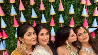 ಫ್ರೆಂಡ್‌ ಮದುವೇಲಿ ಧೋನಿ ಹಾಗೂ ಸಾಕ್ಷಿ - ಎಥ್ನಿಕ್‌  ವೇರ್‌ ಲುಕ್‌ ವೈರಲ್‌!