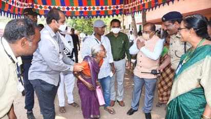 ఓటేయడానికి కదిలిన 90ఏళ్ల వృద్ధురాలికి... కృష్ణా జిల్లా కలెక్టర్ సాయం