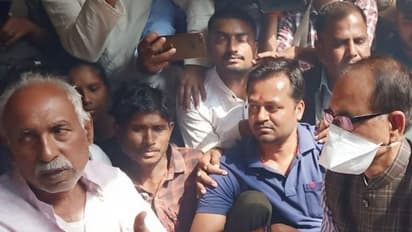 सीधी हादसा: CM शिवराज पहुंचे वहां जो खो चुके पोता-बहू, बिलखते परिवार ने मुख्यमंत्री से की एक विनती