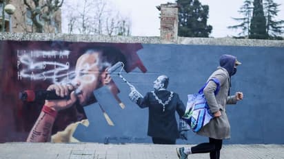 രാജപദവിയെ അപമാനിച്ച പാട്ടുകാരന് അറസ്റ്റില്; ബാഴ്സലോണയുടെ തെരുവുകളില് കലാപം