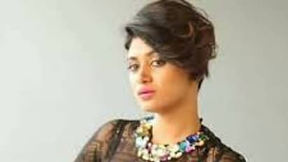 இவர் தான் ஓவியாவின் காதலரா..? பொங்கி வழியும் ரொமான்ஸ்... பொழியும் முத்தமழை..!