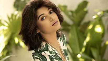 பாம்பு டாட்டூ குத்தி பதற வைத்த ஓவியா..! வேற இடமே கிடைக்கல போல... வைரலாகும் வீடியோ!!