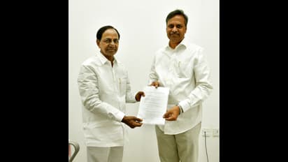 నల్గొండ-ఖమ్మం-వరంగల్ గ్రాడ్యుయేట్స్ ఎమ్మెల్సీ ఎన్నికలు: పల్లా రాజేశ్వర్ రెడ్డికి బీ ఫామ్ అందించిన కేసీఆర్