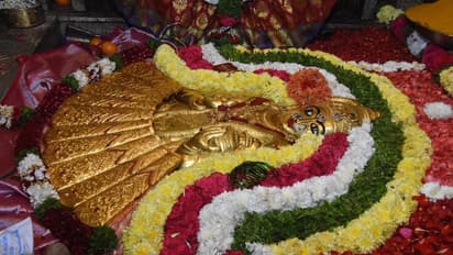 KCR ಹುಟ್ಟುಹಬ್ಬ: ಯಲ್ಲಮ್ಮ ದೇವಿಗೆ 2.5 ಕೆಜಿಯ ಚಿನ್ನದ ಸೀರೆ ಅರ್ಪಿಸಿದ ಸಚಿವ