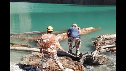 হিমবাহ ধসে তৈরি হওয়া নতুন হ্রদে পৌঁছেছে উদ্ধারকারী দল, দেখুন ভয়ঙ্কর পাকদণ্ডীর সেই ভিডিও