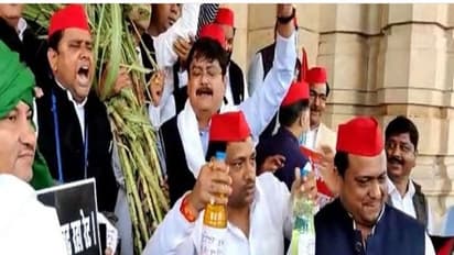 UP में हंगामे के बीच बजट सत्र शुरू, 22 को पेश होगा ई-बजट, विधान भवन में पेट्रोल व डीजल लेकर पहुंचे सपा नेता