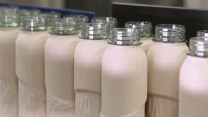 दुनिया में सबसे ज्यादा गंदगी फैलाता है कोका-कोला, अब प्लास्टिक की बोतल नहीं, इस तरह बेचेगा कोल्ड ड्रिंक