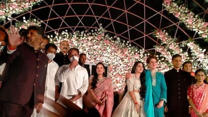 ಪಕ್ಷ ಬದಲಾದ್ರು ಬಂಧ ಬದಲಾಗಿಲ್ಲ: ಡಿಕೆಶಿ ಮಗಳ ರಿಸೆಪ್ಶನ್‌ನಲ್ಲಿ ರಮೇಶ್ ಜಾರಕಿಹೊಳಿ‌