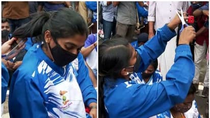 പറഞ്ഞ ജോലി നല്കിയില്ല, മുടിമുറിച്ച് പ്രതിഷേധിച്ച് ദേശീയ മെഡല് ജേതാക്കള്; ഉപവാസ സമരത്തില് എൽജിഎസ്സുകാർ