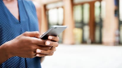 స్మార్ట్ ఫోన్లకు ఆండ్రాయిడ్ 12 అప్ డేట్ : ఏ ఫోన్‌లకు లభిస్తుంది, ఎలాంటి ఫీచర్స్ ఉన్నాయంటే..