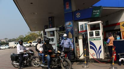 আজ পেট্রোলের দাম কমল কি কলকাতায়, সেঞ্চুরি হাঁকাবার অপেক্ষায় ডিজেল দেশের কোন শহরে