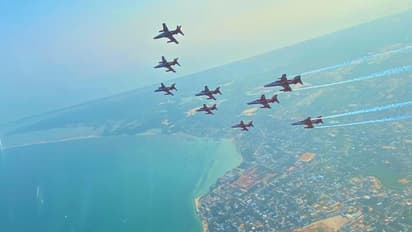 1971 ലെ യുദ്ധ വിജയം ; ഇന്ത്യയുടെ ആകാശത്ത് അഭിമാന പറക്കല്‍ നടത്തി 'സൂര്യകിരണ്‍'