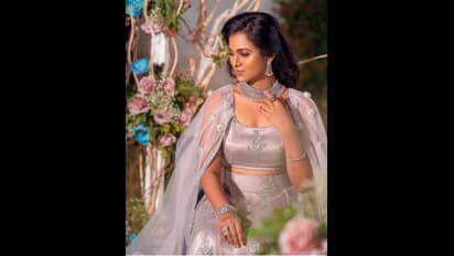 புதிதாக வாங்கிய சொகுசு காருடன்... கெத்தாக நின்று போஸ் கொடுக்கும் இடுப்பழகி ரம்யா பாண்டியன்!