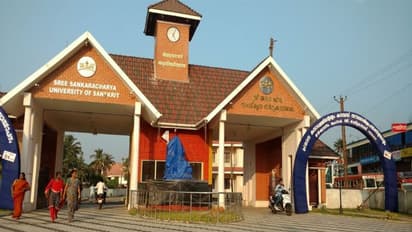 കാലടിയിലെ പിഎച്ച്ഡി പ്രവേശനത്തിലും 'തിരുകിക്കയറ്റൽ' ശ്രമം, വിസിക്കെതിരെ പരാതിയുമായി വകുപ്പ് മേധാവി