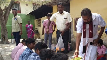 பள்ளிக்கூடதிற்குள் நுழைந்து மாணவர்களுக்கு சாப்பாடு பரிமாறிய எம்எல்ஏ.. பழங்களை கொடுத்து மகிழ்ந்த அன்சாரி.