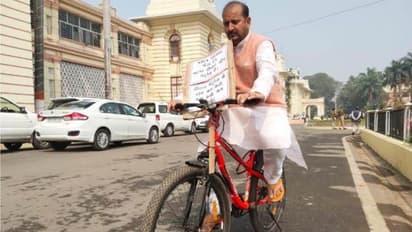 पेट्रोल-डीजल और रसोई गैस के बढ़े दाम, बिहार में साइकिल और चूल्हा लेकर विधानसभा पहुंचे विधायक