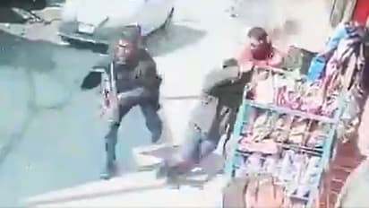 ಶ್ರೀನಗರ ಪೊಲೀಸರ ಮೇಲೆ ಉಗ್ರರ ಗುಂಡಿನ ದಾಳಿ; ಬೆಚ್ಚಿ ಬೀಳಿಸುವ CCTV ದಶ್ಯ!