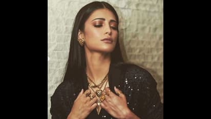 அப்பா வயது நடிகருக்கு ஜோடியாகிறாரா ஸ்ருதிஹாசன்? இக்கட்டில் மாட்டி விட்ட இயக்குனர்!