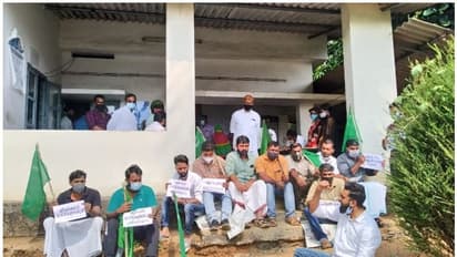 വില്ലേജ് ഓഫീസര് സ്ഥിരം അവധിയില്; ഓഫീസിനുള്ളില് പഞ്ചായത്ത് പ്രസിഡന്റിന്റെ കുത്തിയിരുപ്പ് സമരം