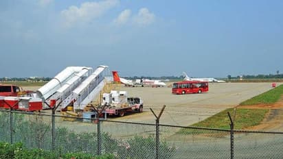 గన్నవరం విమానాశ్రయం వద్ద గాలిలో చక్కర్లు కొడుతున్న రెండు విమానాలు