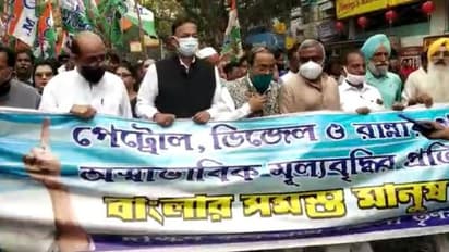 পেট্রল-ডিজেল-গ্যাসের মূল্য বৃদ্ধির প্রতিবাদে পথে তৃণমূল, সেই মিছিলেও 'খেলা হবে' স্লোগান